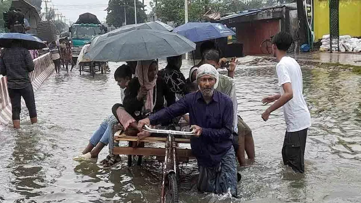 চট্টগ্রাম নগরীর নিম্নাঞ্চল বৃষ্টি ও বাসাবাড়ি পানিতে ডুবে গেছে। নগরীর নিচু এলাকার বাসাবাড়ির হাজার হাজার মানুষ ভোগান্তির মধ্যে পড়েছে। ছবি: সংগৃহীত