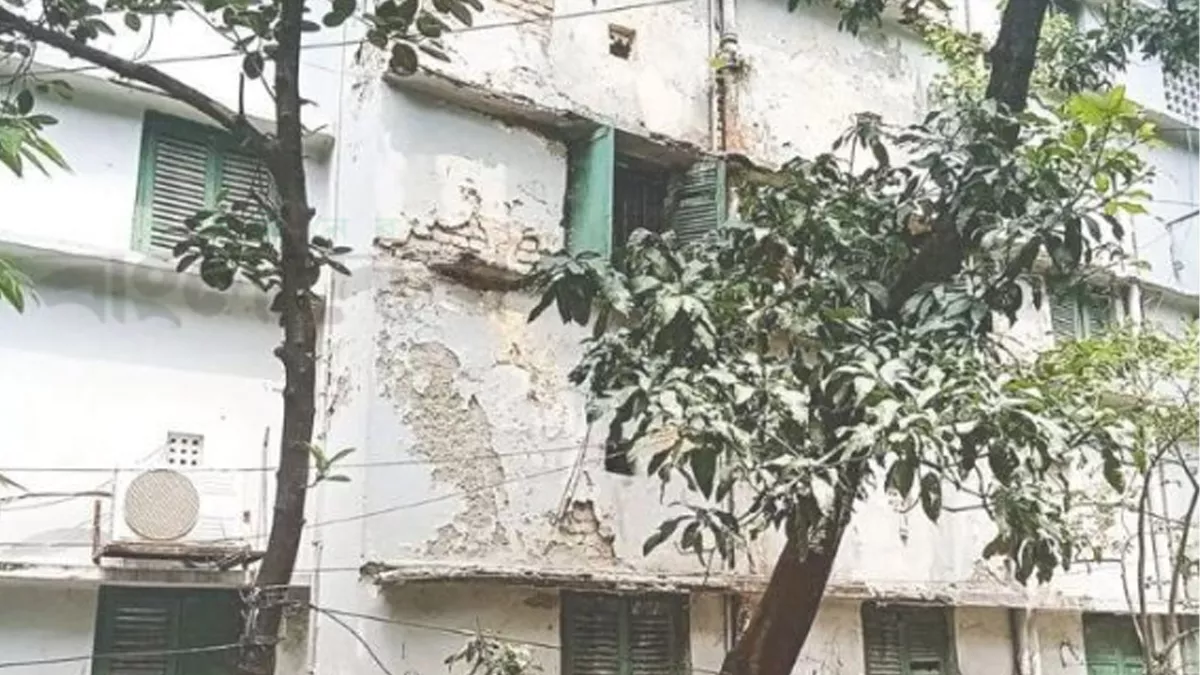রাজধানীর আজিমপুর সরকারি কলোনির একটি জরাজীর্ণ ভবন। ছবি: প্রতিদিনের বাংলাদেশ