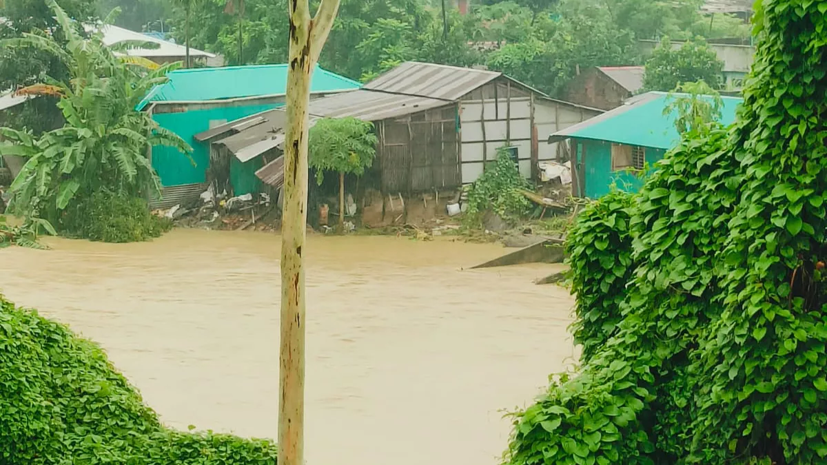 বন্যায় অস্তিত্ব হারাতে বসেছে চট্টগ্রামের সাতকানিয়ার বাজালিয়া গ্রামে কামাল উদ্দিনের ঘর। ছবি: প্রতিদিনের বাংলাদেশ