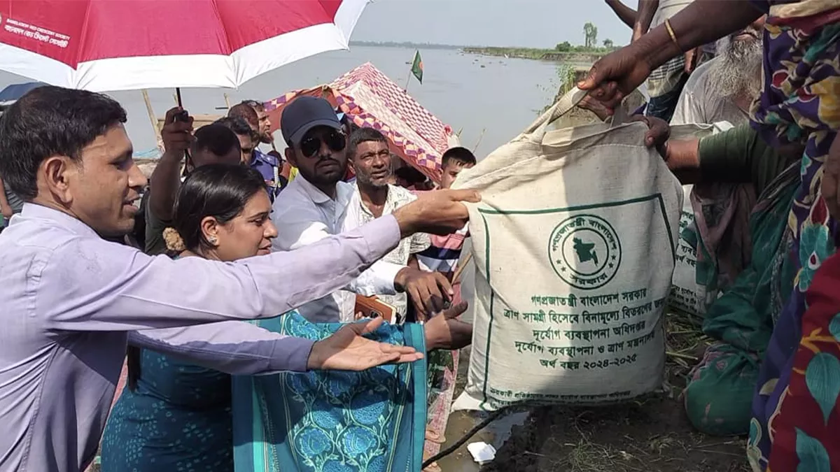 ভাঙনকবলিত এলাকা পরিদর্শন করে দুর্গত পরিবারের মধ্যে খাদ্যসামগ্রী বিতরণ করেছেন উপজেলা নির্বাহী কর্মকর্তা (ইউএনও) আফরোজা আফসানা। ছবি: প্রতিদিনের বাংলাদেশ