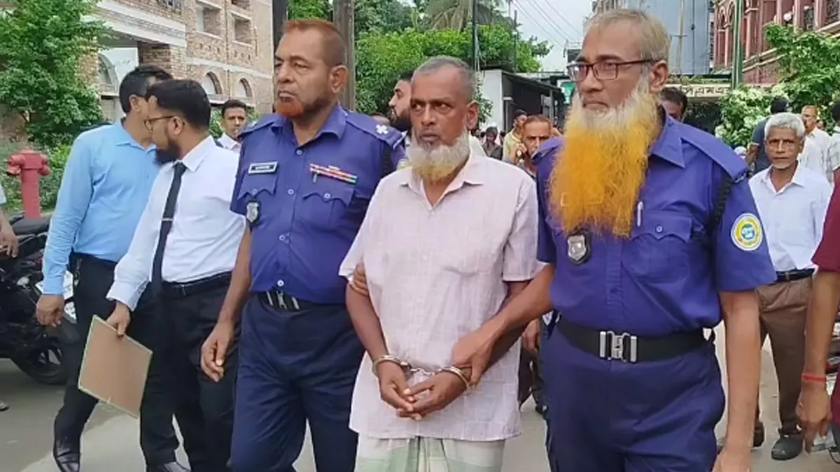 মৃত্যুদণ্ডে সাজাপ্রাপ্ত আসামি আলমগীরকে আদালত থেকে কারাগারে নিচ্ছেন পুলিশ সদস্যরা। ছবি: প্রতিদিনের বাংলাদেশ