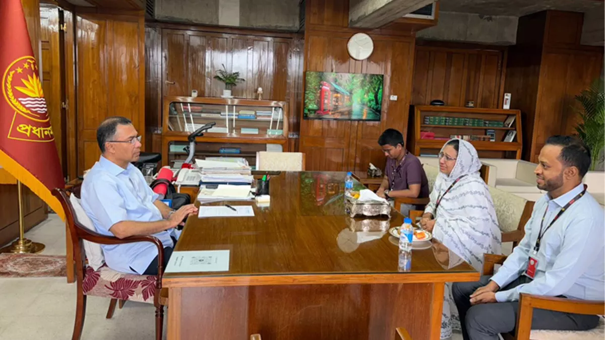 প্রধানমন্ত্রী তারেক রহমানের সঙ্গে সাক্ষাৎ করেছেন জুলাই গণঅভ্যুত্থানে শহীদ আব্দুল্লাহ বিন জাহিদের মা ফাতেমা তুজ জোহরা। ছবি: পিএমও