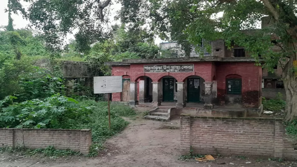 ভেড়ামারা উপজেলার ঝুঁকিপূর্ণ সাতবাড়ীয়া উপস্বাস্থ্য কেন্দ্র। ছবি: প্রতিদিনের বাংলাদেশ