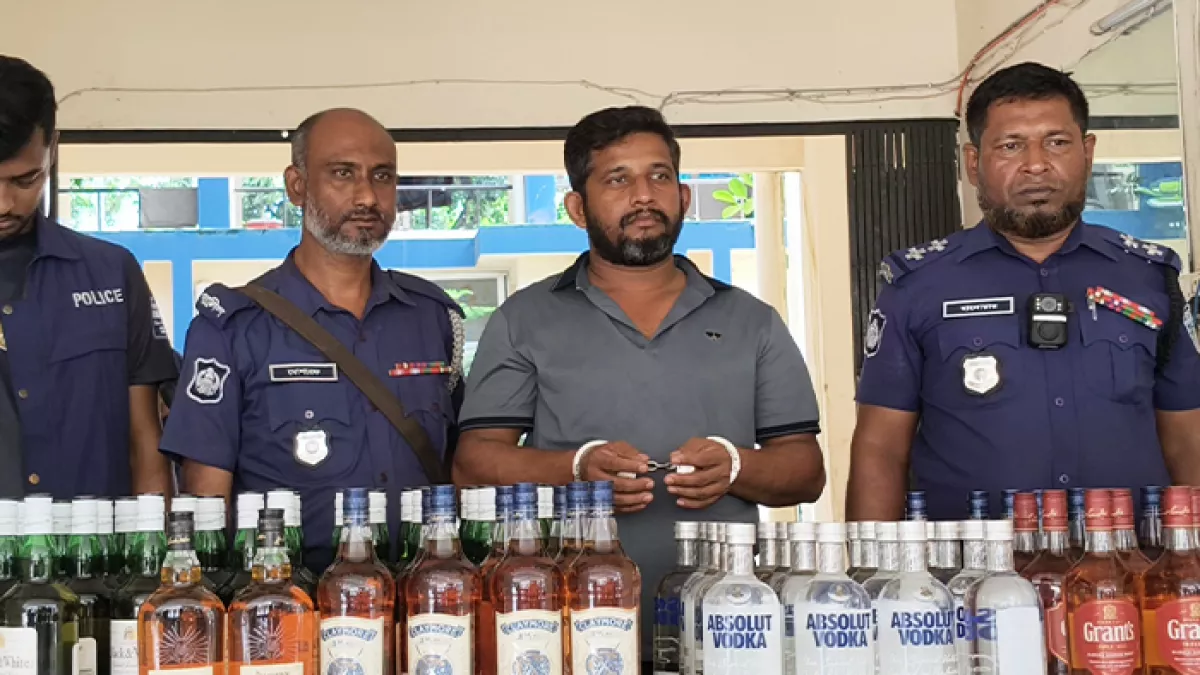 ব্রাহ্মণবাড়িয়ার বাঞ্ছারামপুরে ১৩৬ বোতল বিভিন্ন ব্র্যান্ডের বিদেশি মদ ও একটি পাজেরো গাড়িসহ  এক মাদক কারবারিকে  গ্রেপ্তার করেছে বাঞ্ছারামপুর মডেল থানা পুলিশ।  প্রবা ফটো