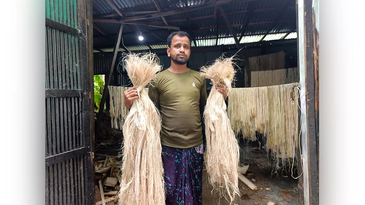 কলাগাছের বাকলে স্বপ্ন বুনছেন সোহেল