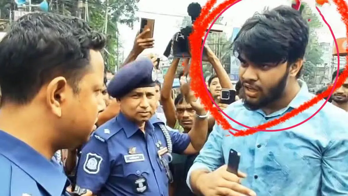 বগুড়ার সাতমাথা এলাকায় শিক্ষার্থীরা সড়ক অবরোধ করলে পুলিশ তাদের সরিয়ে দিতে গেলে সিফাতের সঙ্গে এক পুলিশ কর্মকর্তার বাগ্‌বিতণ্ডা হয়। ছবি: প্রতিদিনের বাংলাদেশ