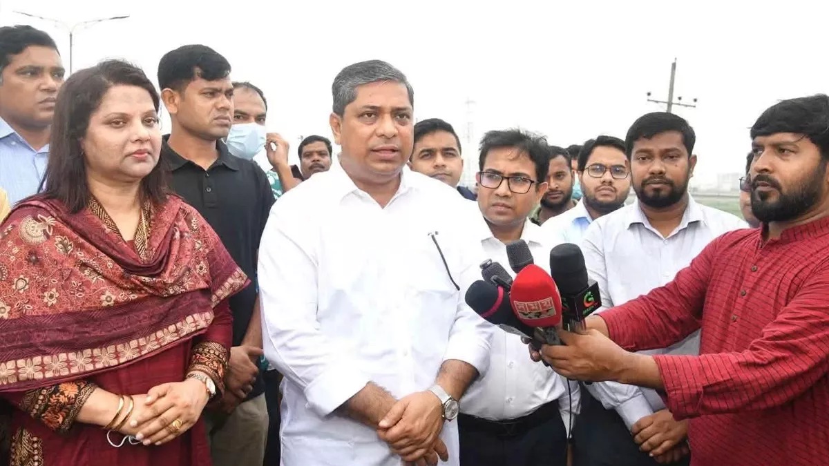 প্রধানমন্ত্রীর নির্দেশনায় সাভারের আমিনবাজার এলাকায় ঢাকা-আরিচা মহাসড়কের দুই পাশে বৃক্ষরোপণ কার্যক্রম পরিদর্শন করেন স্থানীয় সরকার, পল্লী উন্নয়ন ও সমবায় প্রতিমন্ত্রী মীর শাহে আলম। ছবি: প্রতিদিনের বাংলাদেশ 