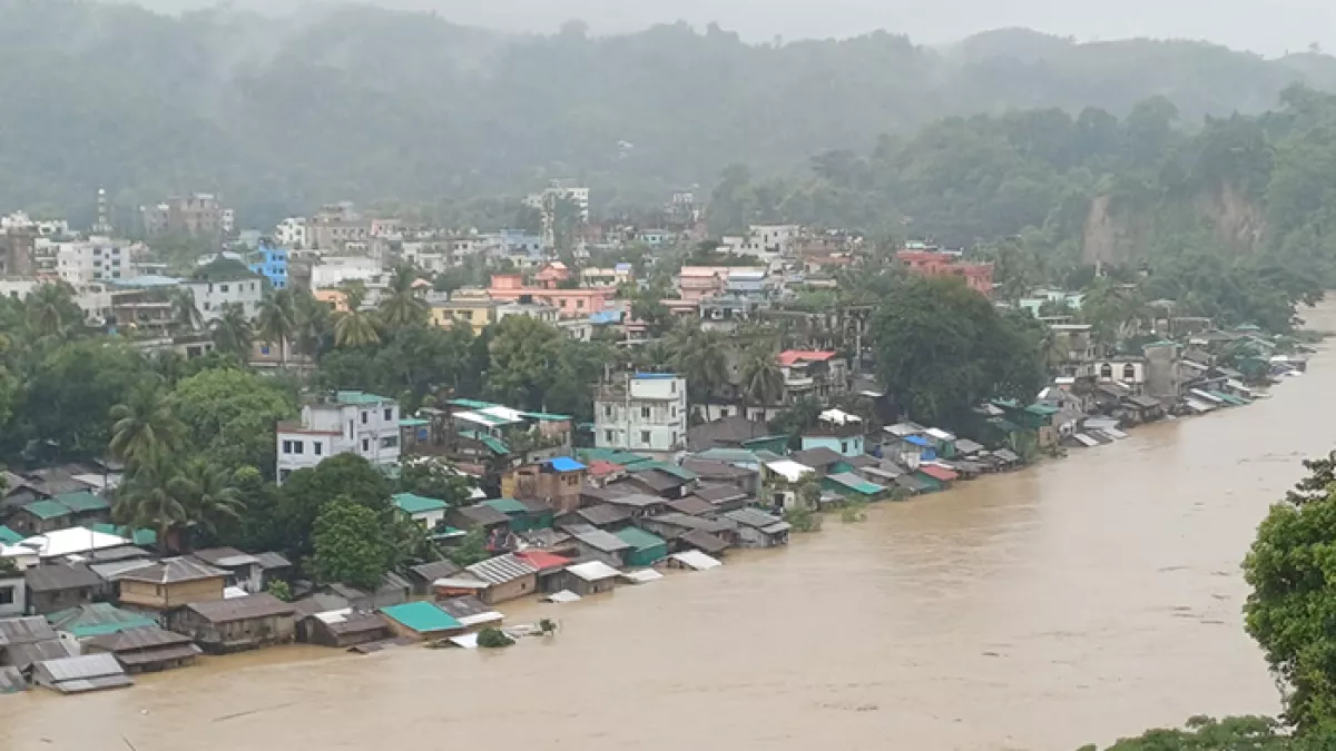 বন্যার পানিতে তলিয়ে গেছে বান্দরবান শহরের নিম্নাঞ্চল। ছবি: প্রতিদিনের বাংলাদেশ