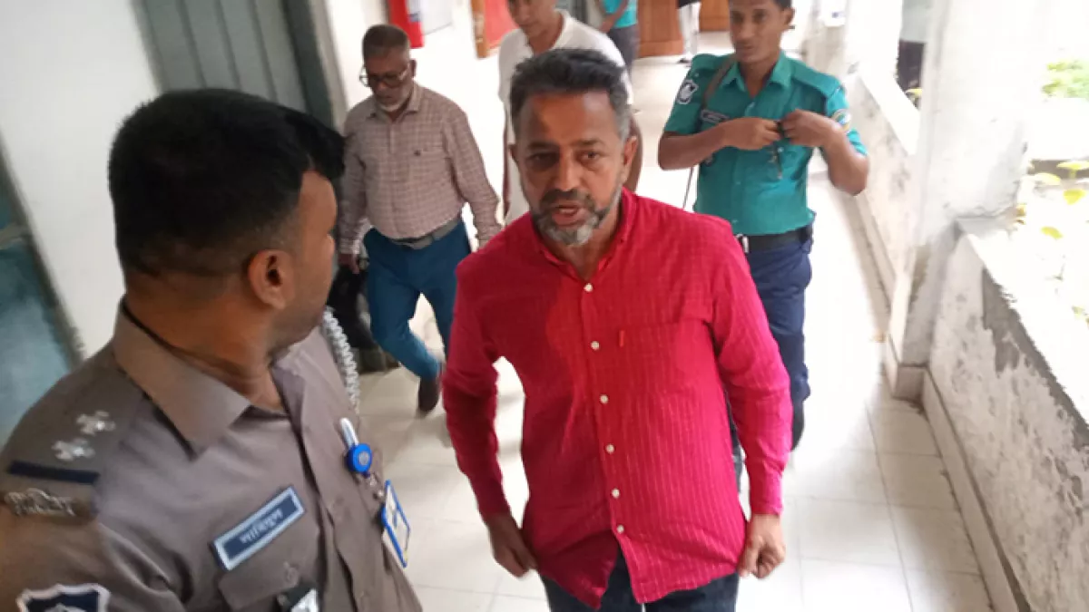 নির্যাতন করে চেকে সই নেওয়ার ঘটনায় অভিযুক্ত মোস্তাফিজুর রহমান লিটুকে গ্রেপ্তার করে পুলিশ। ছবি: ভিডিও থেকে