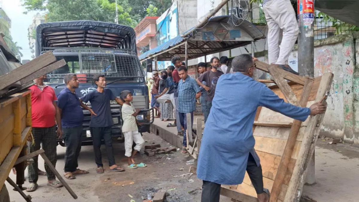ফুটপাত দখলমুক্ত করতে উচ্ছেদ অভিযান শুরু