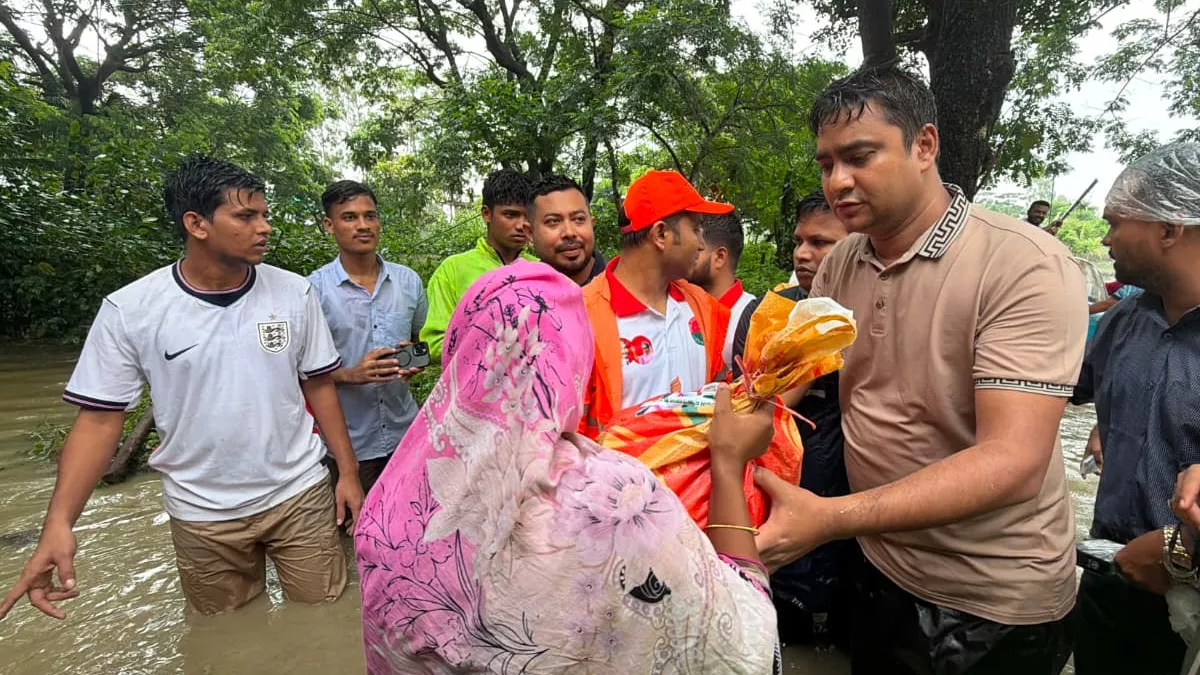 বাঁশখালীসহ বন্যাকবলিত এলাকায় ক্ষতিগ্রস্ত মানুষের মাঝে ছাত্রদলের ত্রাণ বিতরণ কার্যক্রম। ছবি: প্রতিদিনের বাংলাদেশ  