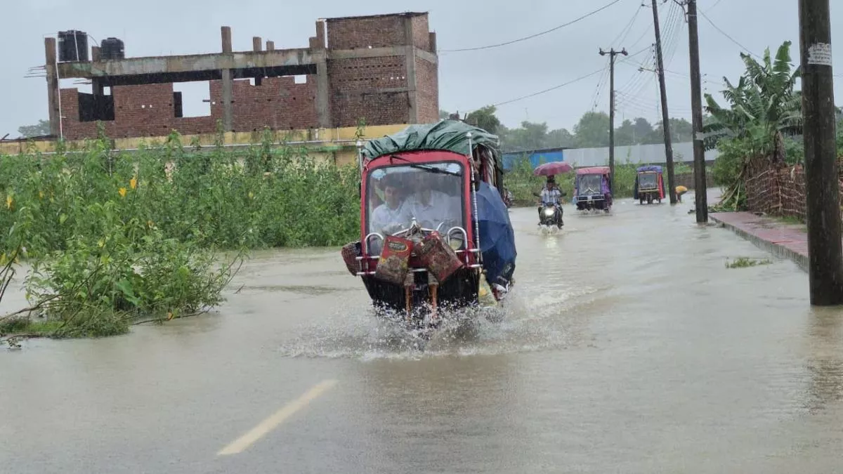 খাগড়াছড়ির নিম্নাঞ্চল প্লাবিত হওয়ায় কোথাও বাড়িঘরে পানি ঢুকেছে, কোথাও সড়ক তলিয়ে যোগাযোগ ব্যাহত হচ্ছে। ছবি: প্রতিদিনের বাংলাদেশ