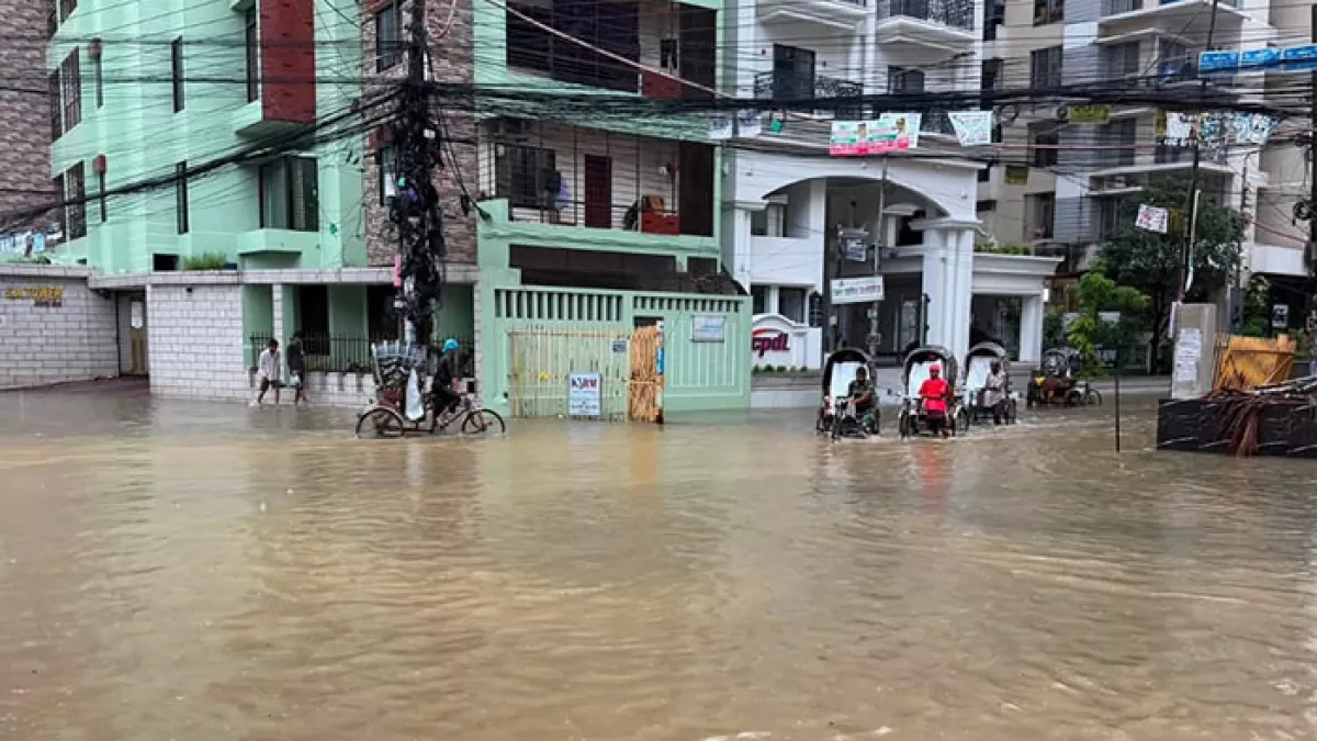 রাতভর ভারী বৃষ্টিতে চট্টগ্রাম নগরীর নিম্নাঞ্চলের বিভিন্ন এলাকায় জলাবদ্ধতা। ছবি: প্রতিদিনের বাংলাদেশ