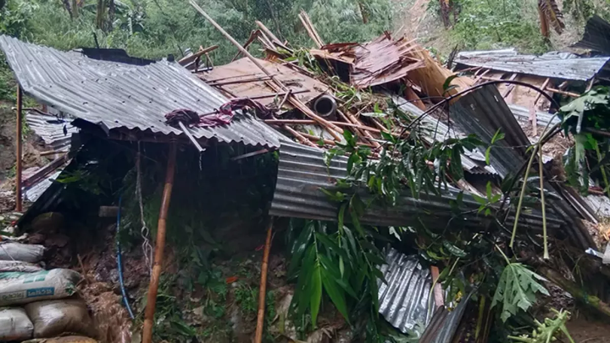 সীতাকুণ্ড উপজেলার জঙ্গল সলিমপুরের বাগানবাড়ি এলাকায় বুধবার পাহাড়ধসের ঘটনায় ক্ষতিগ্রস্ত বাড়ি। ছবি: সংগৃহীত