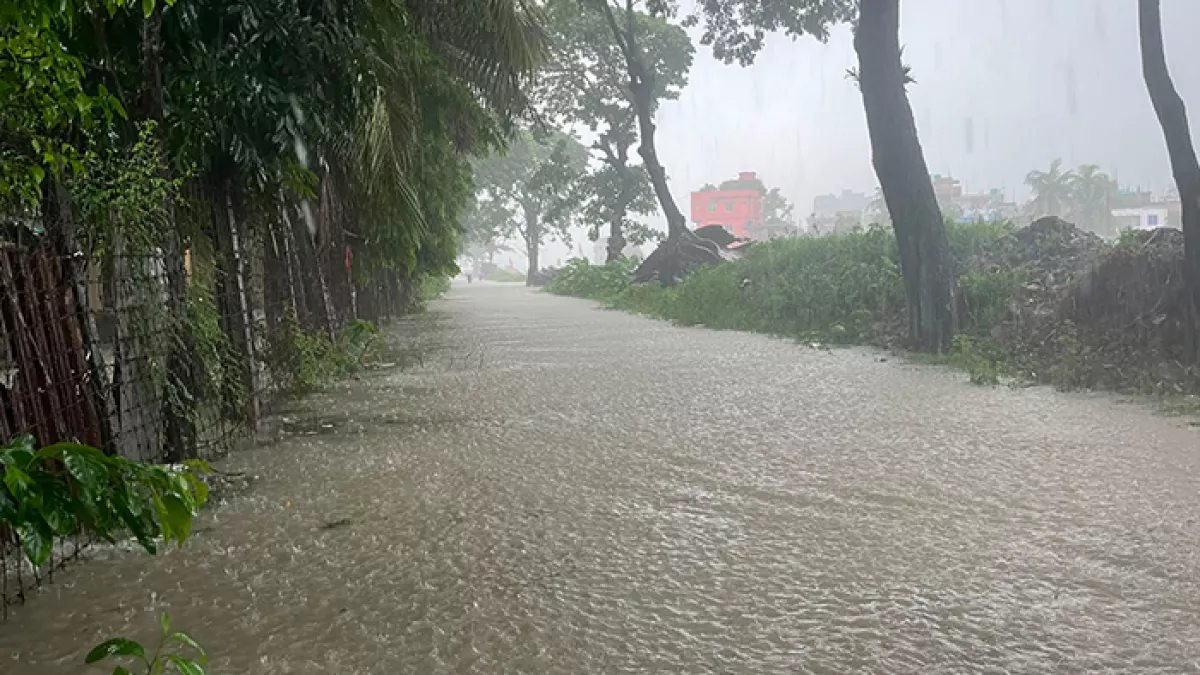 চট্টগ্রাম নগরের মুরাদপুর এলাকার সুন্নিয়া মাদ্রাসা সংলগ্ন স্থানে রেললাইন পানিতে তলিয়ে যায়। ছবি: প্রতিদিনের বাংলাদেশ