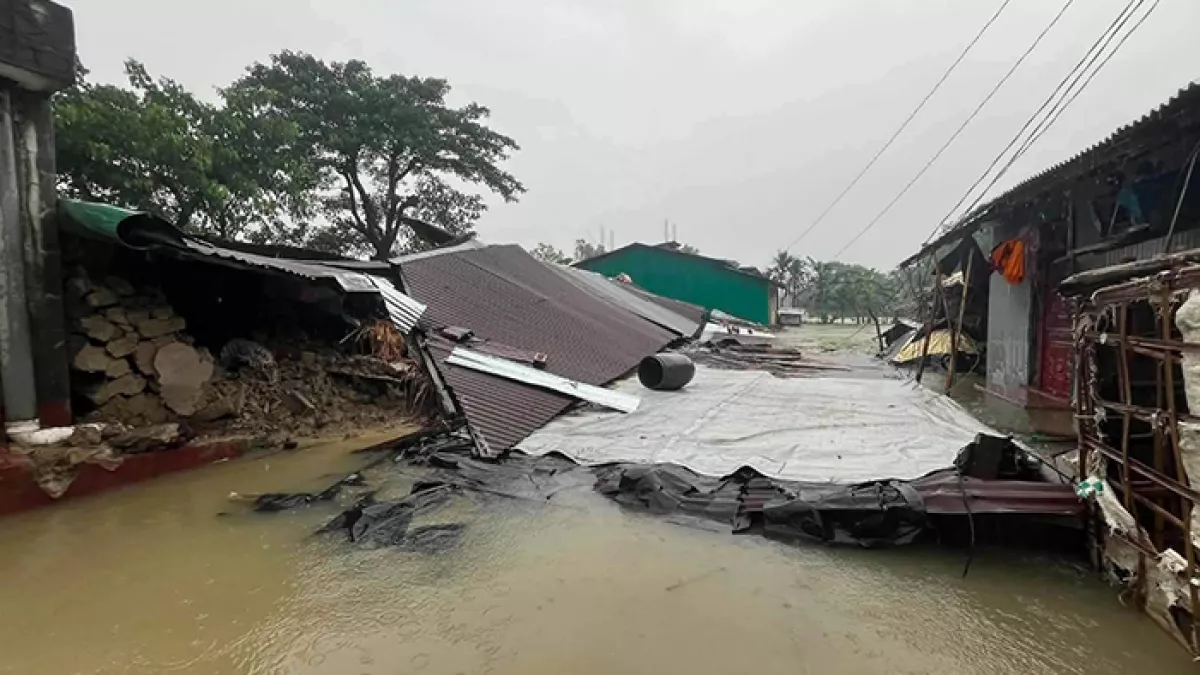 বন্যায় ক্ষতিগ্রস্ত হয়েছে চট্টগ্রামের ঘর-বাড়ি। ছবি: প্রতিদিনের বাংলাদেশ