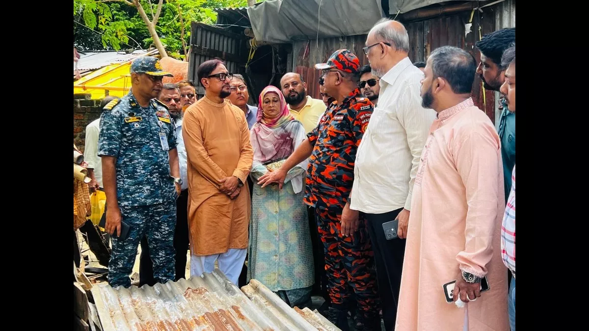 চট্টগ্রাম নগরীর জলাবদ্ধতা প্রবণ এলাকা সরেজমিনে পরিদর্শন করছেন চসিক মেয়র ডা. শাহাদাত হোসেন। 
