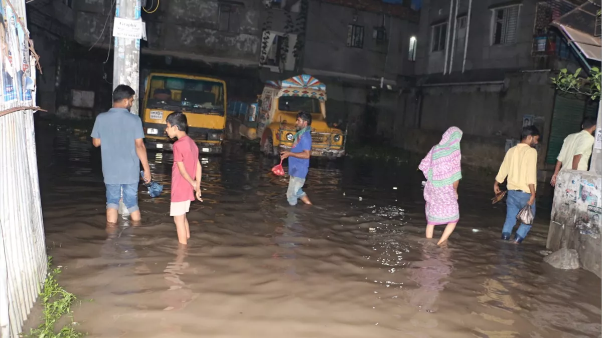 টানা বৃষ্টিতে ঢাকার দক্ষিণখানের বিভিন্ন এলাকায় তীব্র জলাবদ্ধতার সৃষ্টি হয়েছে। ছবি: প্রতিদিনের বাংলাদেশ 