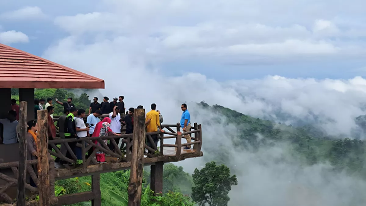 বান্দরবান টু নীলগিরি সড়কে ডাবল হ্যান্ড ভিউ। ছবি: প্রতিদিনের বাংলাদেশ