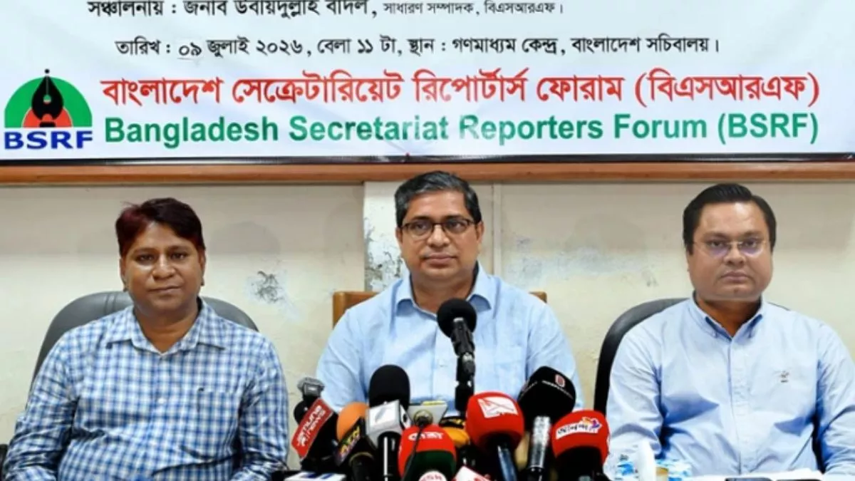 সংবাদ সম্মেলনে স্থানীয় সরকার, পল্লী উন্নয়ন ও সমবায় প্রতিমন্ত্রী মীর শাহে আলম (মাঝে)। ছবি: বিবিসি বাংলা