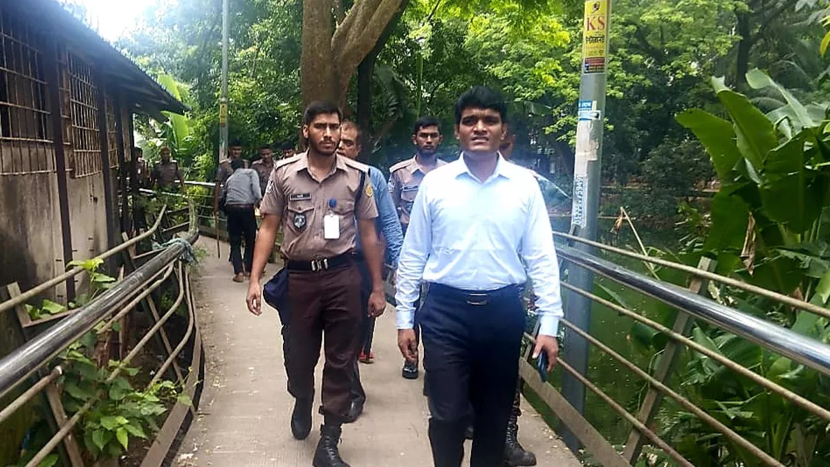অবৈধভাবে ফুটপাত ও উন্মুক্ত স্থান দখল করে ব্যবসা পরিচালনার দায়ে চারটি মামলায় মোট তিন হাজার টাকা জরিমানা আদায় করেছে ডিএসসিসি। ছবি: প্রতিদিনের বাংলাদেশ