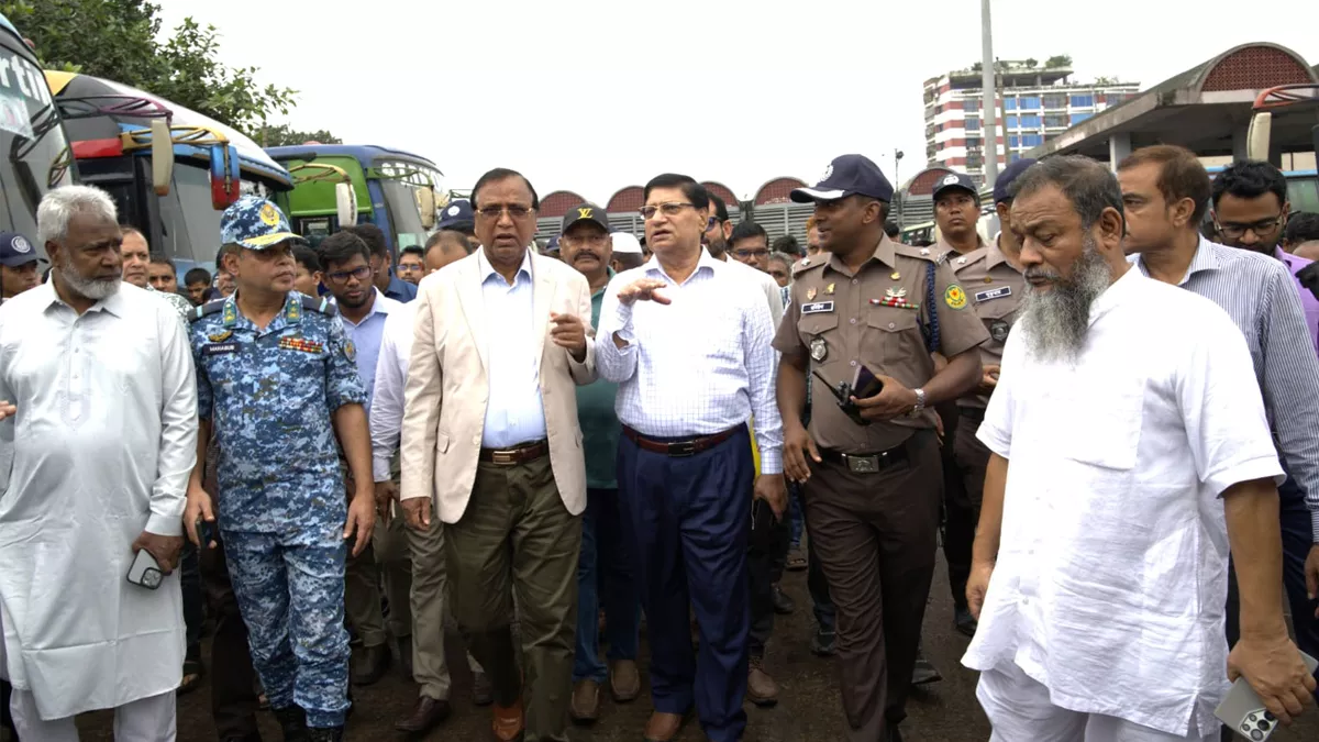 সায়েদাবাদ বাস টার্মিনাল এলাকায় বৃহস্পতিবার উচ্ছেদ অভিযান তদারকিতে ঢাকা দক্ষিণ সিটি কর্পোরেশনের (ডিএসসিসির) প্রশাসক বীর মুক্তিযোদ্ধা মো. আবদুস সালাম। ছবি: প্রতিদিনের বাংলাদেশ 