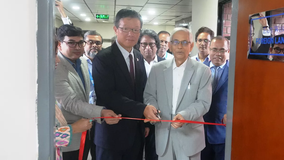 ভাষা শিক্ষায় উৎকর্ষ সাধনে বৃহস্পতিবার ইস্ট ওয়েস্ট ইউনিভার্সিটিতে ‘ফরেন ল্যাংগুয়েজ সেন্টার’এর উদ্বোধন করা হয়েছে। ছবি: প্রতিদিনের বাংলাদেশ 