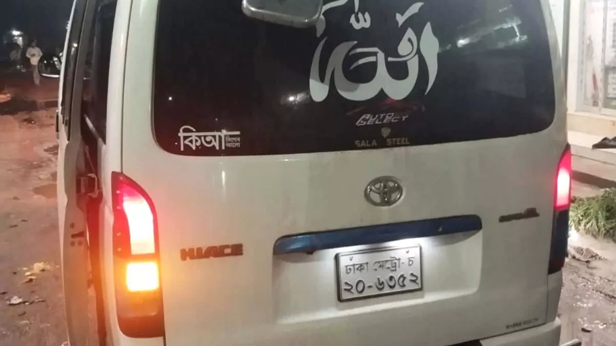 ঢাকা-চট্টগ্রাম মহাসড়কের মেঘনা টোলপ্লাজা সংলগ্ন এলাকায় বুধবার রাত সাড়ে ৮টার দিকে একটি হায়েস মাইক্রোবাসে ডাকাতির ঘটনা ঘটে। ছবি: প্রতিদিনের বাংলাদেশ