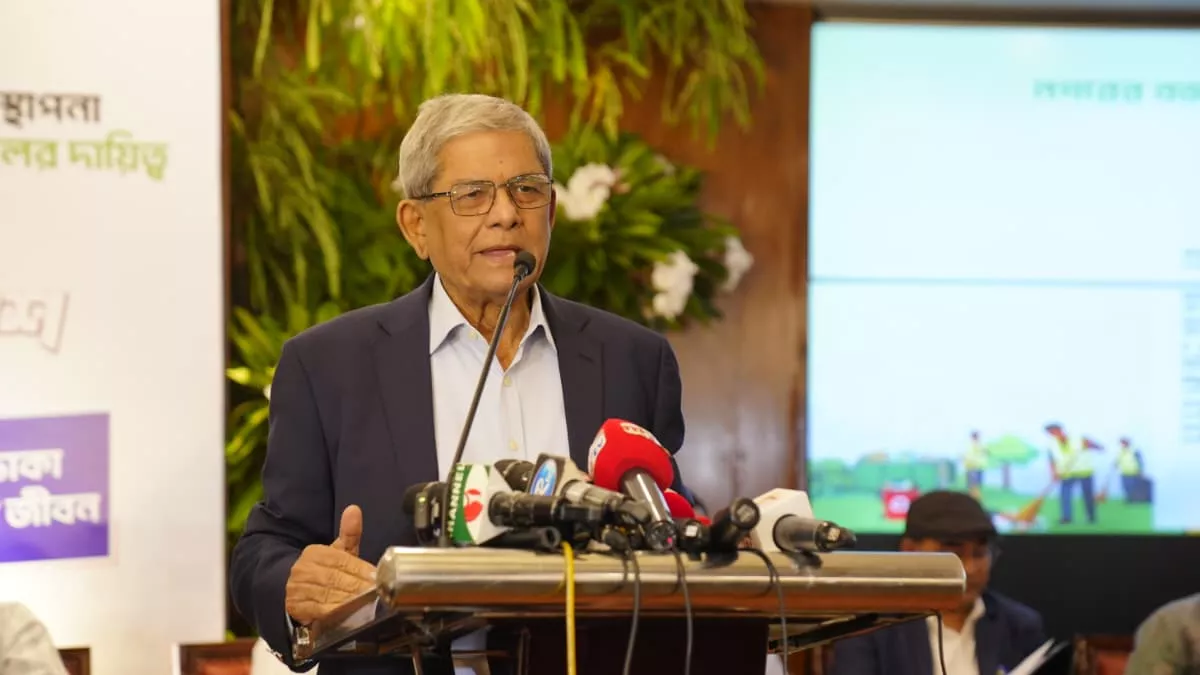 ঢাকা উত্তর সিটি কর্পোরেশনের মিলনায়তনে বুধবার ‘নগরের বর্জ্য ব্যবস্থাপনা আমার আপনার সকলের দায়িত্ব’ শীর্ষক সেমিনারে বক্তব্য রাখেন স্থানীয় সরকার, পল্লী উন্নয়ন ও সমবায় মন্ত্রী মির্জা ফখরুল ইসলাম আলমগীর। ছবি: প্রতিদিনের বাংলাদেশ