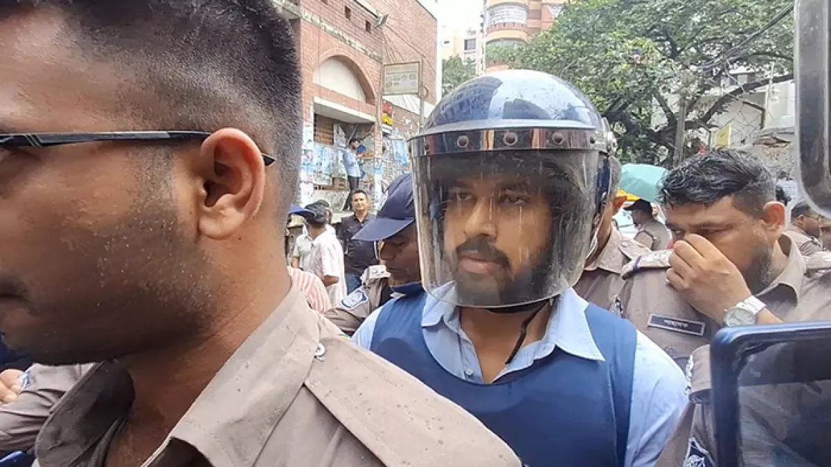 জাহের আলভীকে আদালতে নেওয়া হয়। ছবি: প্রতিদিনের বাংলাদেশ