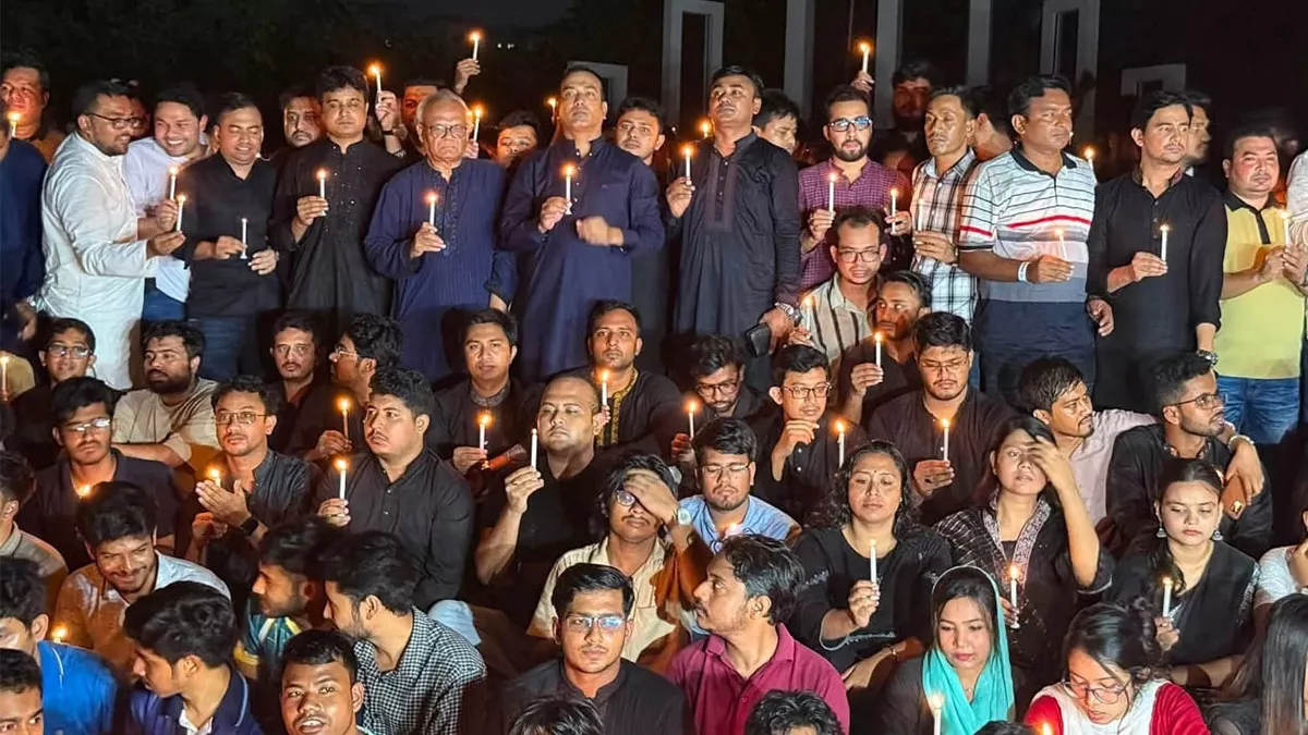 জুলায় গণঅভ্যুত্থানের দ্বিতীয় বর্ষপূর্তির প্রথম প্রহরে মঙ্গলবার ১২টা ১ মিনিটে কেন্দ্রীয় শহিদ মিনারে মোমবাতি প্রজ্জ্বলন করে শহিদদের প্রতি শ্রদ্ধা নিবেদন করে জাতীয়তাবাদী ছাত্র্রদল। ছবি: প্রতিদিনের বাংলাদেশ