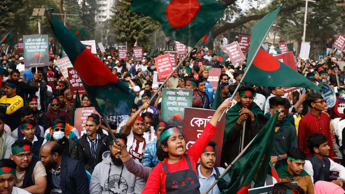 দেশের বিভিন্ন জেলায় রেল-সড়ক অবরোধ করেন শিক্ষার্থীরা