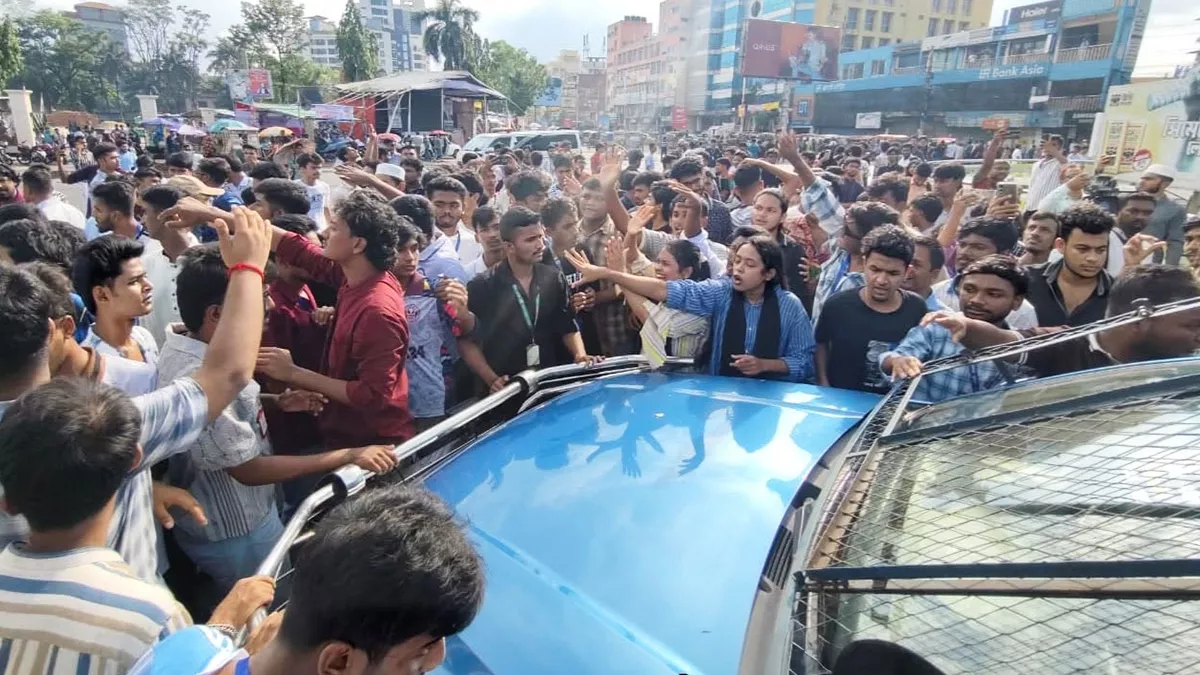 এইচএসসি ও সমমানের পরীক্ষার সিদ্ধান্ত এবং শিক্ষার্থীদের ফার্মের মুরগি বলে সম্বোধনের অভিযোগে  খুলনায় বিক্ষোভ করেছেন এইচএসসি-২০২৬ ব্যাচের শিক্ষার্থীরা। ছবি: প্রতিদিনের বাংলাদেশ 