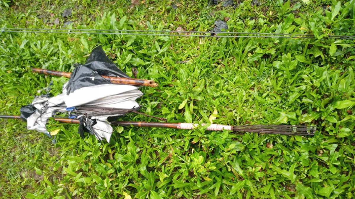 রেললাইনের পাশে পড়ে ছিল নিহত মাসুদ রানার মাছ ধরার সরঞ্জাম। ছবি: প্রতিদিনের বাংলাদেশ