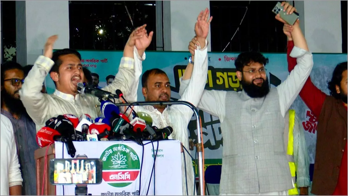 রাজশাহীতে শুক্রবার রাতে আয়োজিত দলীয় সমাবেশে নির্বাচন, সরকার ও নানা সমসাময়িক ইস্যুতে বক্তব্য দেন নসিপির উত্তরাঞ্চলের মূখ্য সমন্বয়ক সারজিস আলম। ছবি: প্রতিদিনের বাংলাদেশ