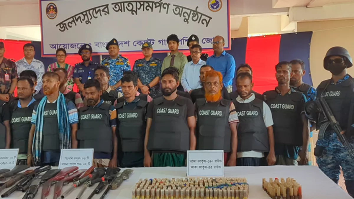 কোস্টগার্ড মোংলা সদর দপ্তরে মঙ্গলবার ২৭ বনদস্যু আত্মসমর্পণ করেন। ছবি: প্রতিদিনের বাংলাদেশ