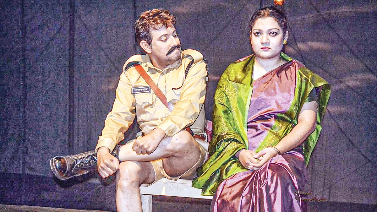 গাজী রাকায়েত রচিত ও নির্দেশিত ‘নিখাই’ নাটকের দৃশ্য। ছবি: সংগৃহীত 