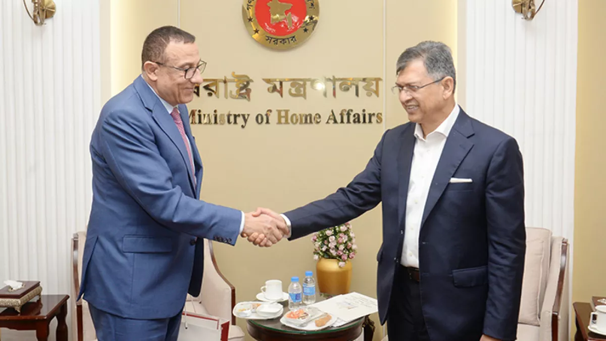 সচিবালয়ে বৃহস্পতিবার সালাহউদ্দিন আহমদের সঙ্গে দেখা করেন বাংলাদেশে নিযুক্ত ফিলিস্তিনের রাষ্ট্রদূত ইউসেফ এস. ওয়াই. রামাদান। ছবি: প্রতিদিনের বাংলাদেশ