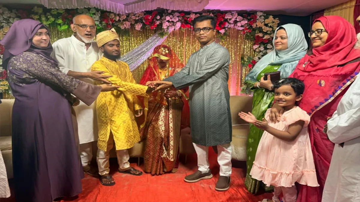 সরকারি শিশু পরিবার ক্যাম্পাসে রবিবার রাতে অনুষ্ঠিত বিয়ের আয়োজনে আনুষ্ঠানিকভাবে কনে সুহানি আক্তারকে বরের হাতে তুলে দেন পিরোজপুরের ডিসি আবু সাঈদ। ছবি: প্রতিদিনের বাংলাদেশ