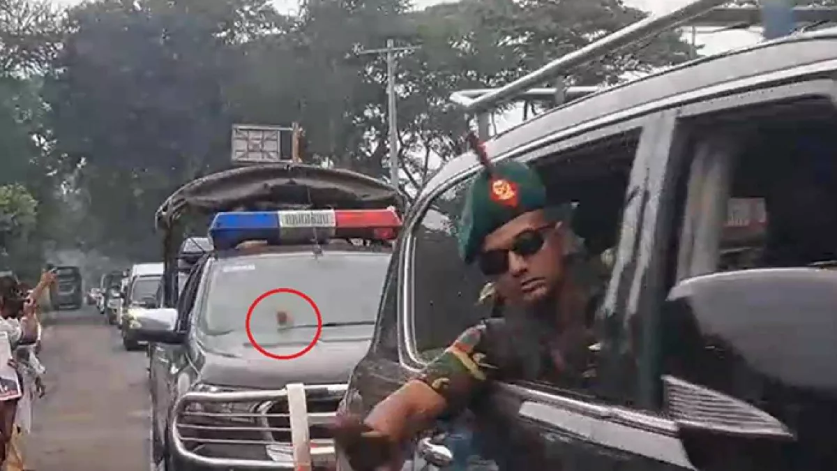বরিশাল সফরকালে প্রধানমন্ত্রীর বহরের একটি গাড়িতে ইটের টুকরো আঘাত করে। ছবি: সংগৃহীত