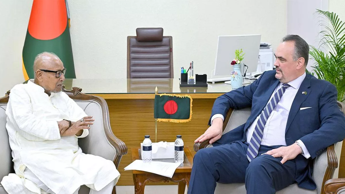 প্রধানমন্ত্রীর রাজনৈতিক উপদেষ্টা নজরুল ইসলাম খান ও যুক্তরাষ্ট্রের রাষ্ট্রদূত ব্রেন্ট টি. ক্রিস্টেনসেন। ছবি: ফেসবুক থেকে নেওয়া 