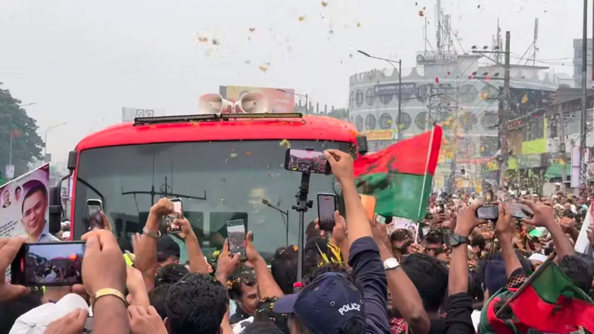 প্রধানমন্ত্রী তারেক রহমান সোমবার সকাল সাড়ে ৯টার দিকে বরিশালে পৌঁছলে স্বাগত জানায় স্থানীয় প্রশাসন ও বিএনপির নেতাকর্মীরা। ছবি: ভিডিও থেকে