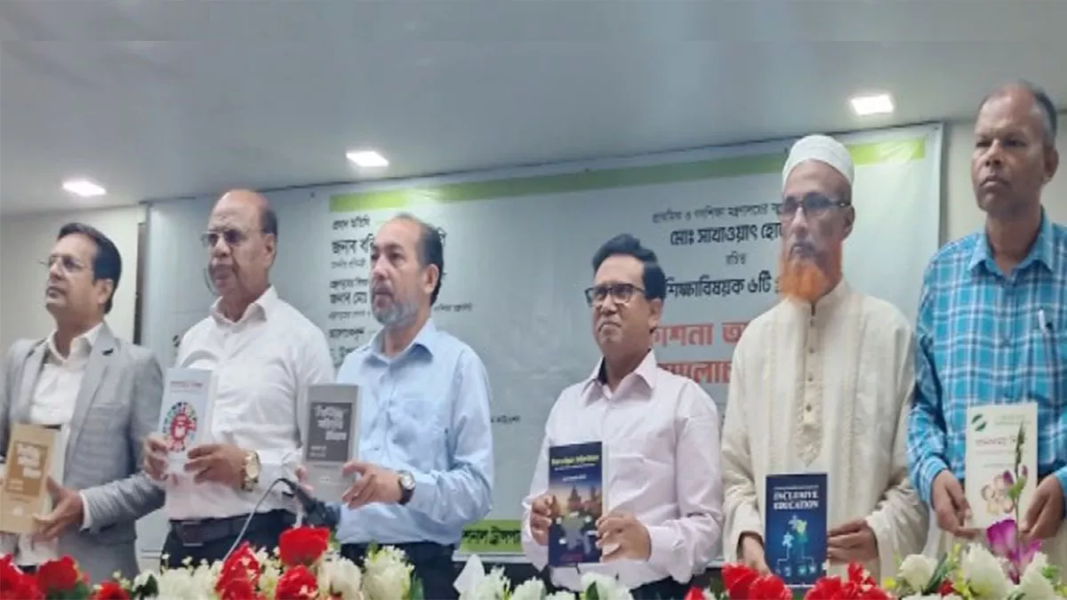 ঢাকার জাতীয় প্রেসক্লাবে রবিবার সকাল ১০টায় সচিব মোহাম্মদ সাখাওয়াত হোসেনের রচিত আটটি নতুন বইয়ের প্রকাশনা উৎসব অনুষ্ঠিত হয়। ছবি: প্রতিদিনের বাংলাদেশ