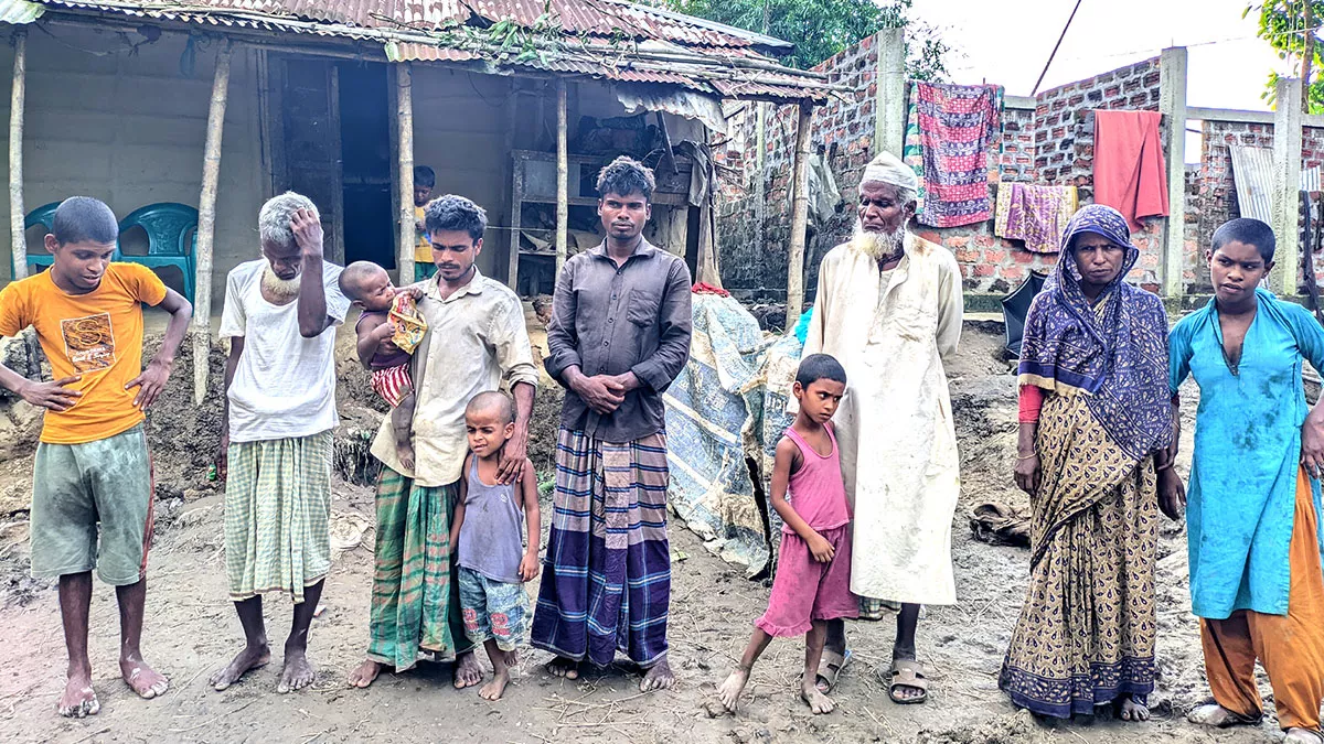 অন্ধকারে বন্দি তিন প্রজন্মের ১১ জনের জীবন
