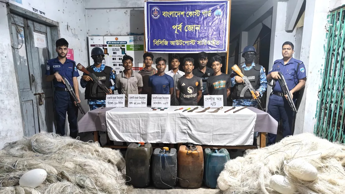 সন্দ্বীপে কোস্ট গার্ড ও পুলিশের যৌথ অভিযানে দেশীয় অস্ত্রসহ সাতজন জলদস্যুকে আটক। ছবি: প্রতিদিনের বাংলাদেশ 