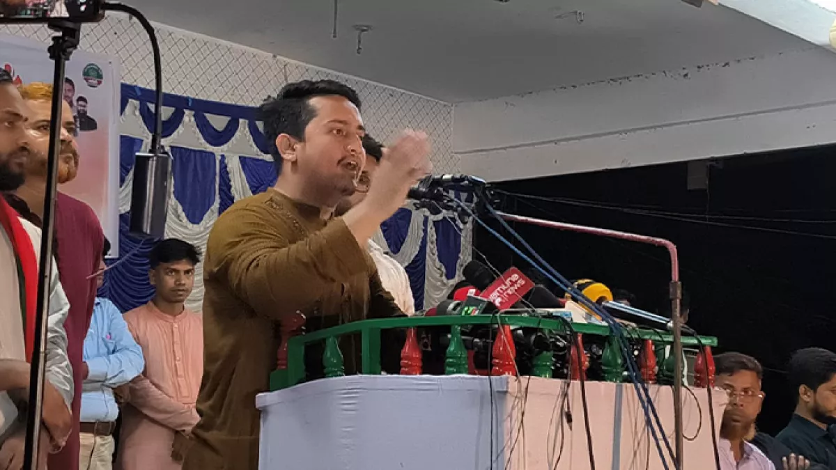 চাটমোহর বালুচর মাঠে বৃহস্পতিবার ‘জুলাই পদযাত্রা’ অনুষ্ঠানে বক্তব্য দেন এনসিপির উত্তরাঞ্চলের মুখ্য সংগঠক সারজিস আলম। ছবি: প্রতিদিনের বাংলাদেশ