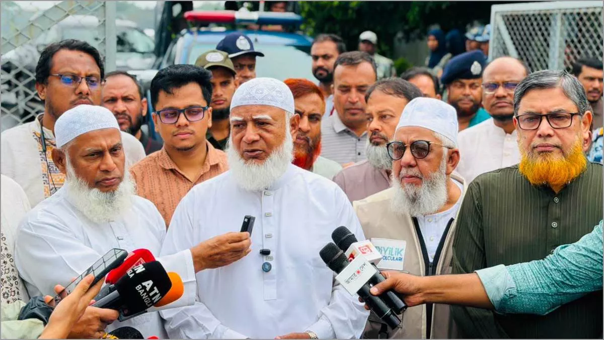 বিরোধী দলের নেতা ডা. শফিকুর রহমান শুক্রবার সকাল শাহ আমানত আন্তর্জাতিক বিমানবন্দরে পৌঁছানোর পর সকাল সাড়ে ৮টায়  সাংবাদিকদের সঙ্গে কথা বলেন। ছবি: প্রতিদিনের বাংলাদেশ
