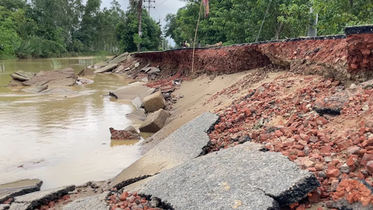পাহাড়ি ঢলে শেরপুর-নালিতাবাড়ী ভায়া গাজীরখামার সড়কের গোল্লারপাড় এলাকায় প্রায় ৩০ মিটার অংশ বিধ্বস্ত হয়েছে। ছবি: প্রতিদিনের বাংলাদেশ
