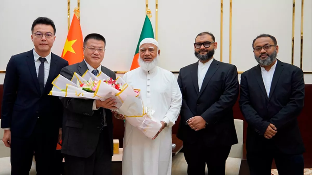 বিরোধীদলীয় নেতার সরকারি বাসভবনে মঙ্গলবার ডা. শফিকুর রহমানের সঙ্গে সৌজন্য সাক্ষাৎ করেন করেন বাংলাদেশে নিযুক্ত চীনের রাষ্ট্রদূত ইয়াও ওয়েন। ছবি: প্রতিদিনের বাংলাদেশ