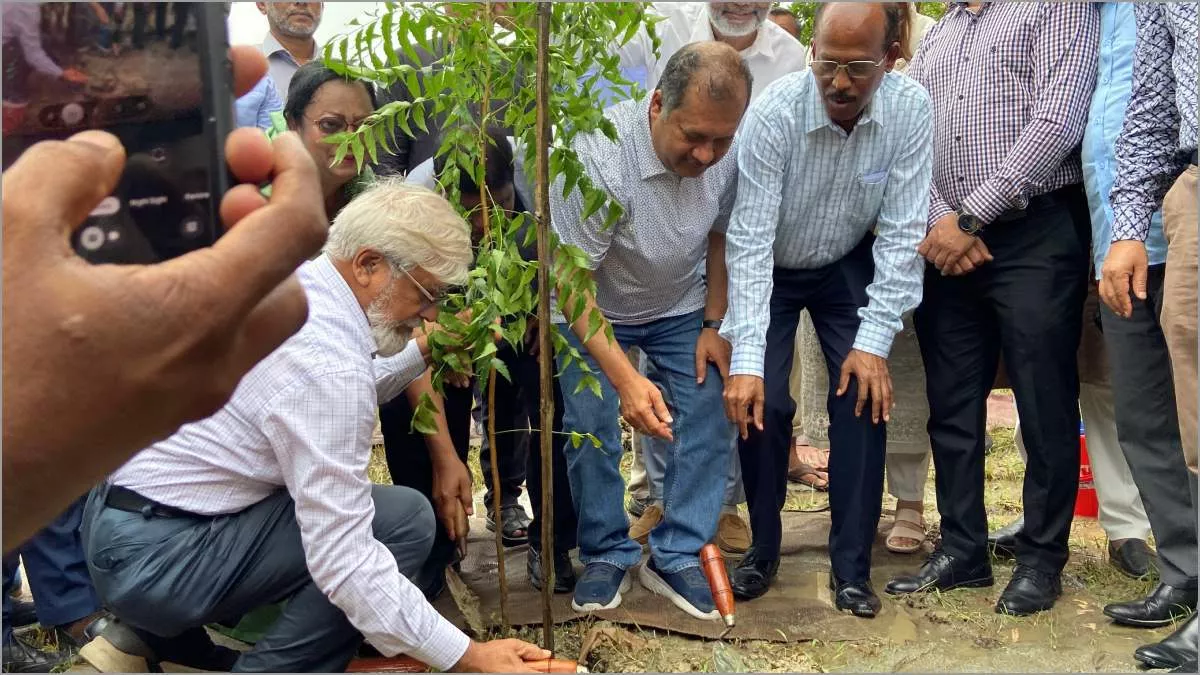 বরিশাল বিশ্ববিদ্যালয়ে (ববি) শুক্রবার সকাল দুপুর ১২টা ১০ মিনিটের দিকে ক্যাম্পাসে বৃক্ষরোপণ করেন তথ্যমন্ত্রী জহির উদ্দিন স্বপন।  ছবি: প্রতিদিনের বাংলাদেশ